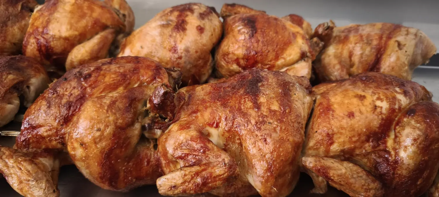 Pollos asados recién salidos del asador