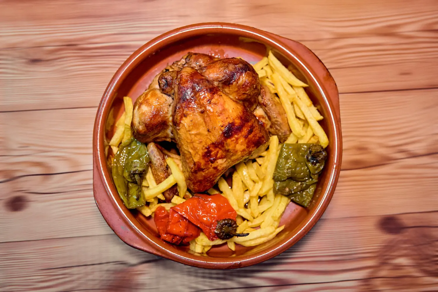 Pollo con patatas y pimientos en cazuela, vista desde arriba